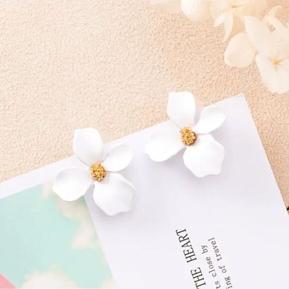 White  flower earrings M81 - Picture 1 of 6
